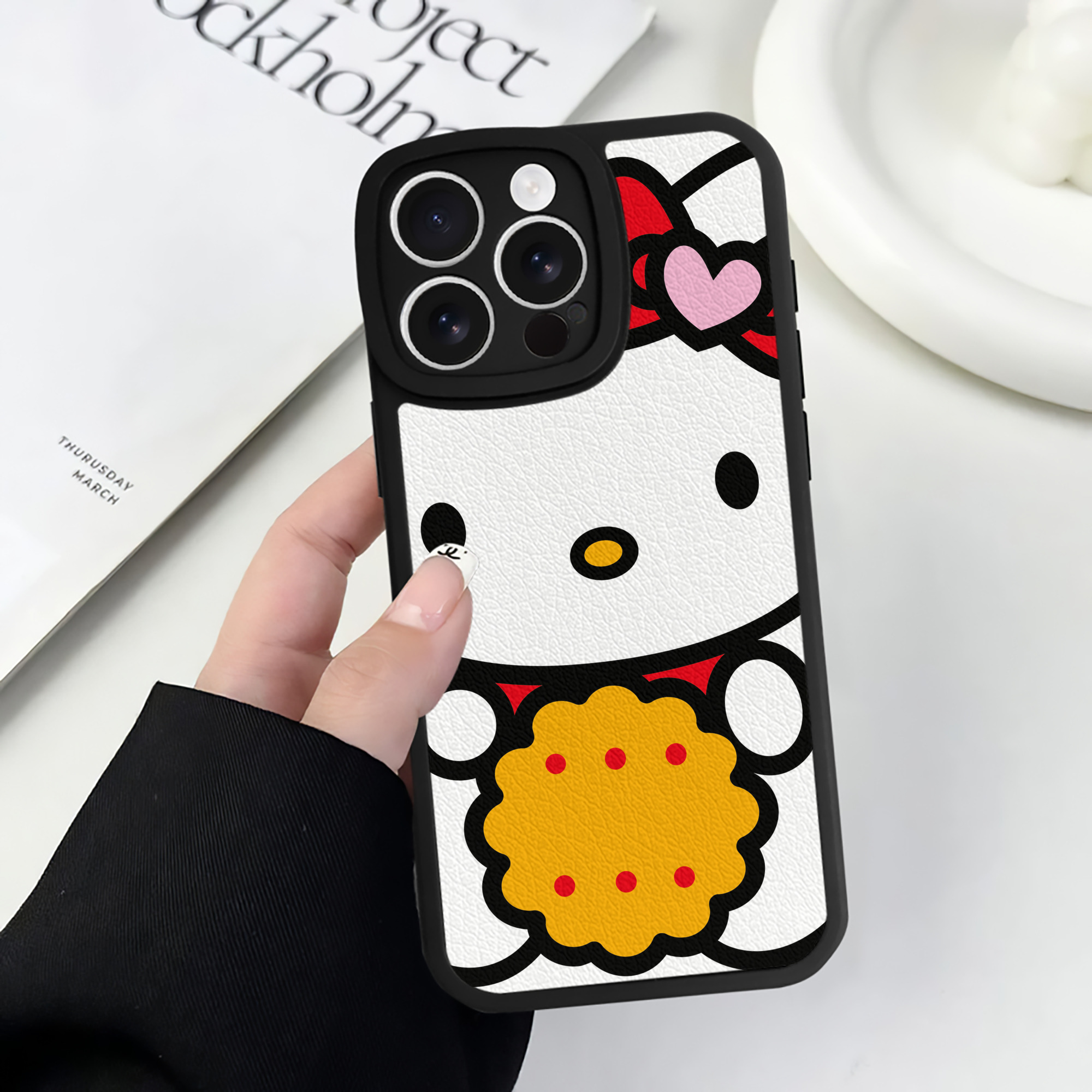 （画像用） Hello Kitty ハローキティ 【iPhone 16シリーズ対応】シリコンスマホケース（レザー調） 材質：シリコン